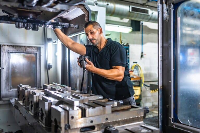 Atelier mécanique : Presses, cintreuses et plieuses avec servomoteur